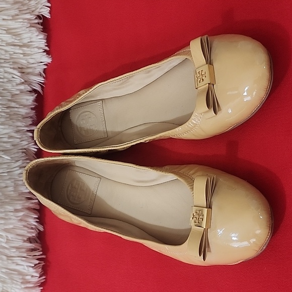 Tory Burch Beige Patent Flats with Bow - Picture 1 of 12